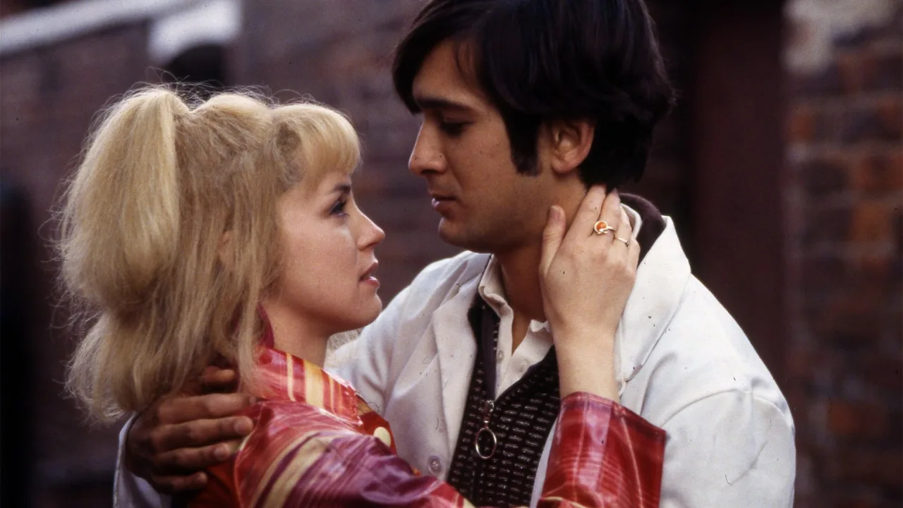 East Is East İndir - görsel 2