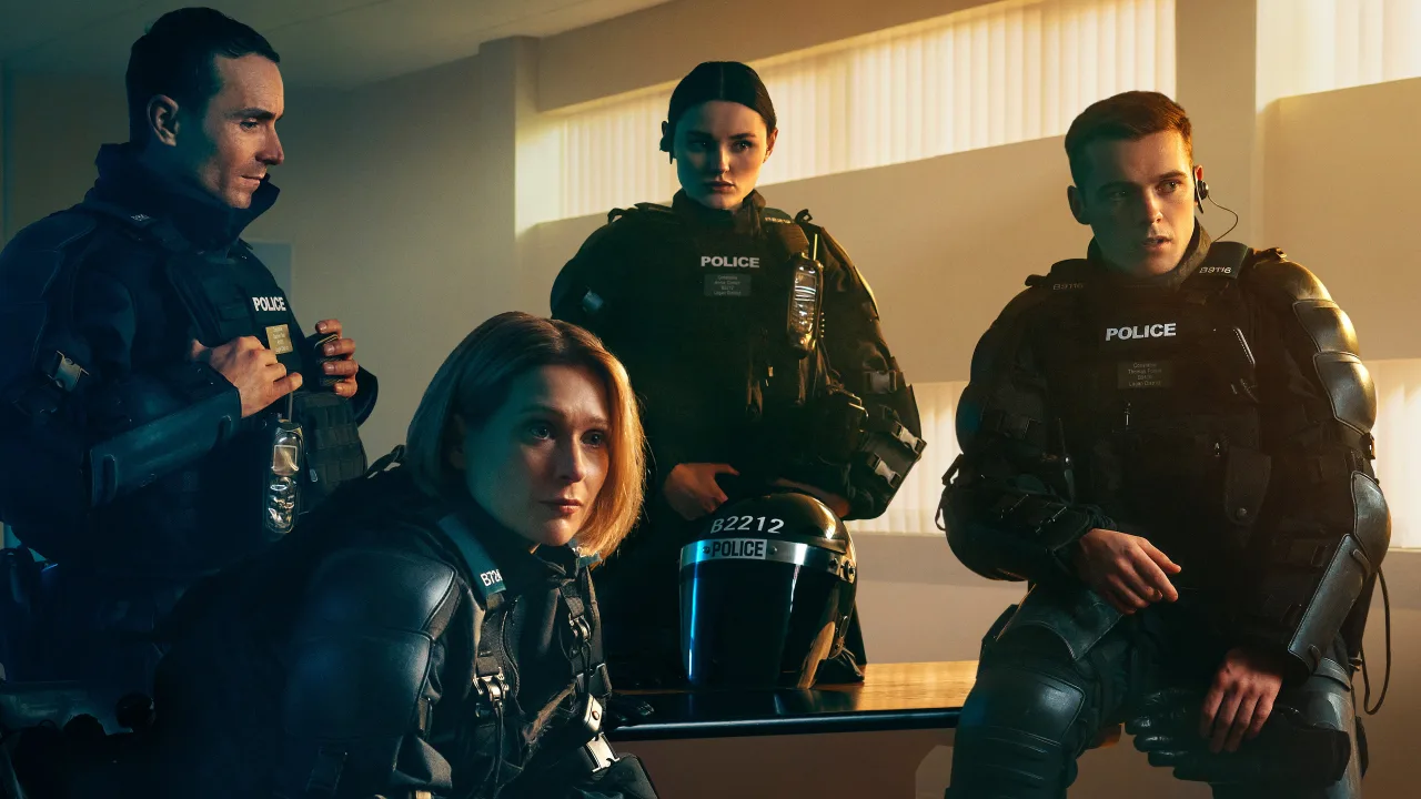 Blue Lights 1080p Dual İndir - görsel 3
