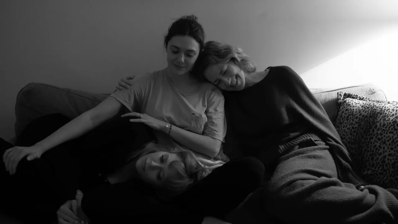 His Three Daughters İndir - görsel 5